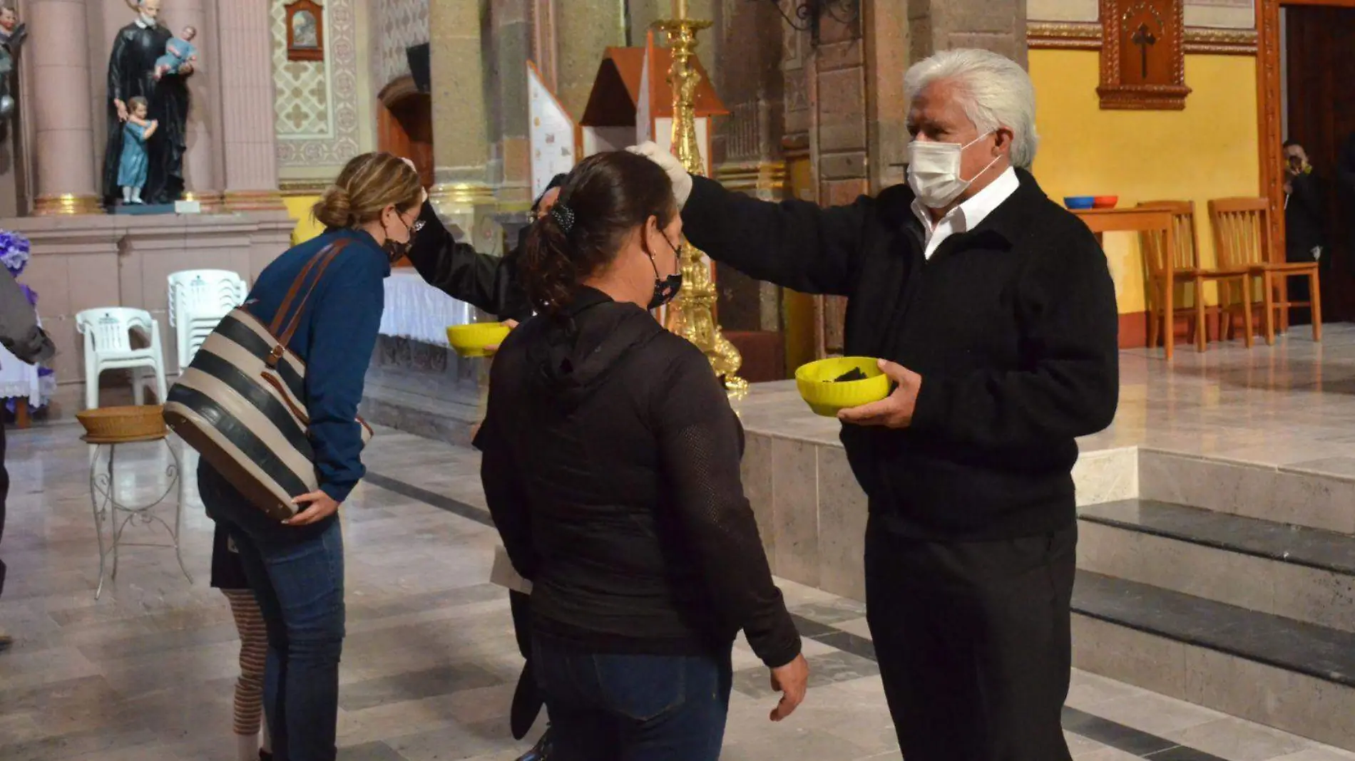 FOTO PRINCIPAL La gente visitará los templos este miércoles para recibir la ceniza 